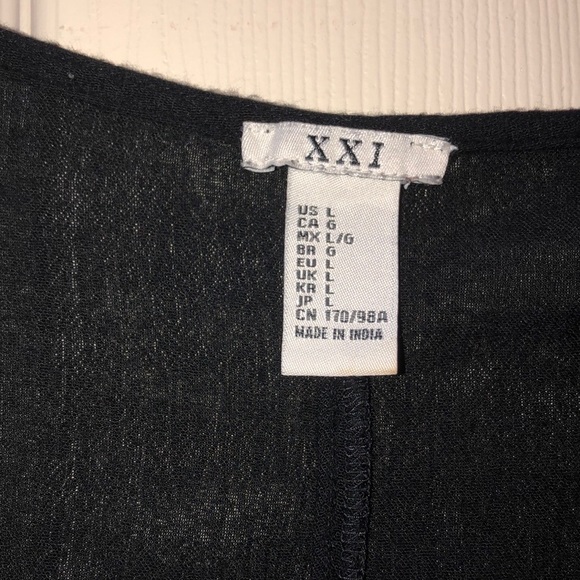 Black and white embroidered flowy shirt - Picture 3 of 3